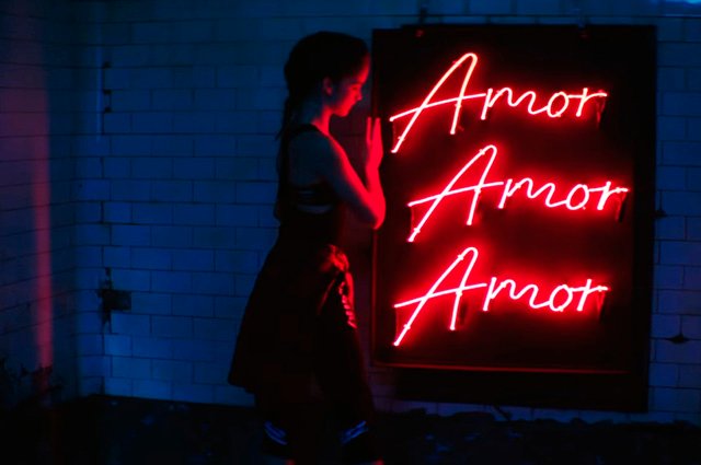 Кадр из клипа Дженнифер Лопес Amor, Amor, Amor