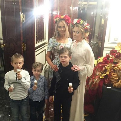 Мария Погребняк с детьми и Наталья Шкулева