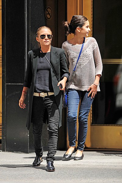 Мэри-Кейт Олсен и дочка Оливье Саркози гуляют в Нью-Йорке (2)