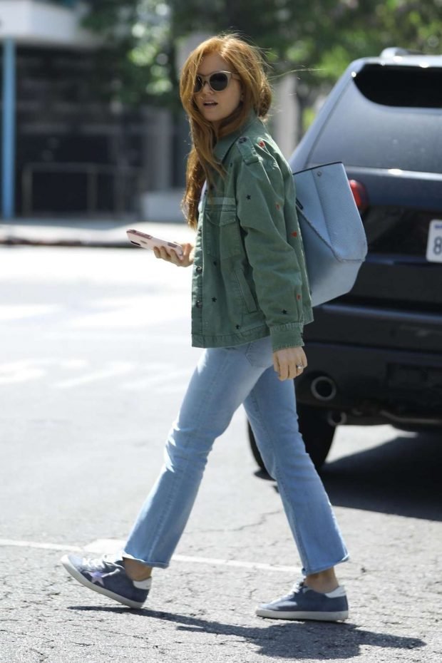 Isla Fisher: Shopping on Melrose Place -04