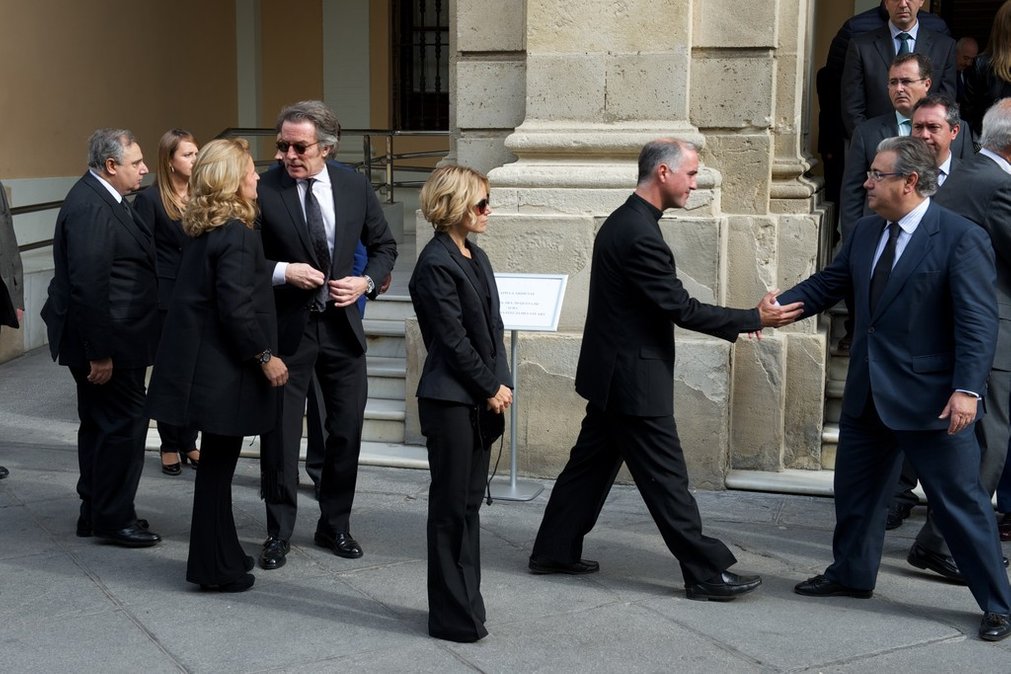 http://www2.pictures.zimbio.com/gi/Duchess+Alba+Funeral+Chapel+Seville+City+Council+3NiCfuz4geXx.jpg