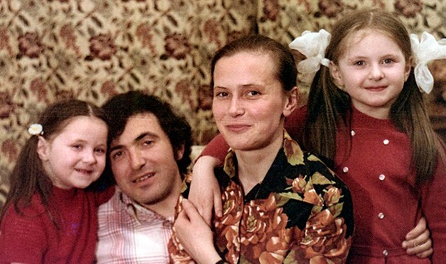 Борис Березовский с женой Ниной и дочерьми Катей и Лизой, 1977 год 