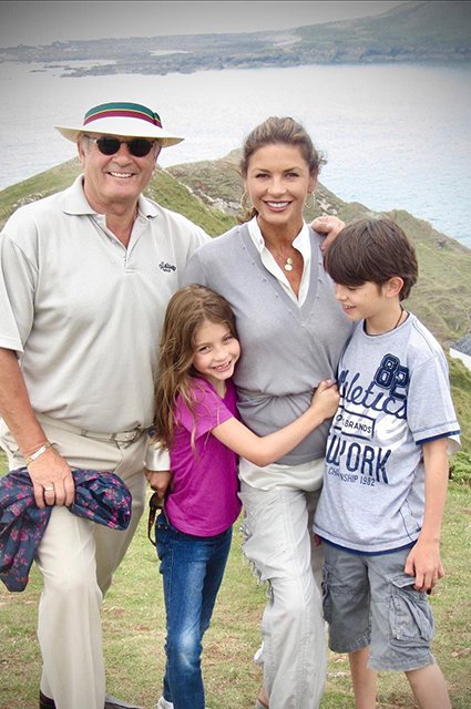 Кэтрин Зета-Джонс с отцом и детьми