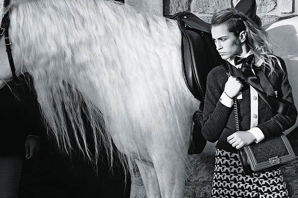 Элис Деллал в объетиве Карла Лагерфельда: рекламная кампания сумок Chanel Boy