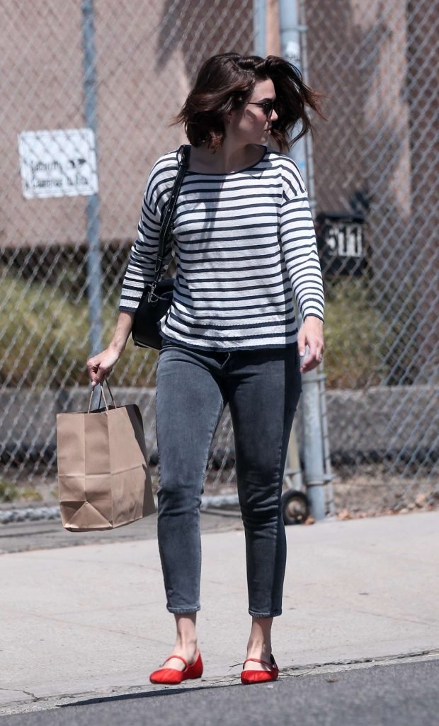 Mandy Moore: Picking up lunch from a restaurant -06