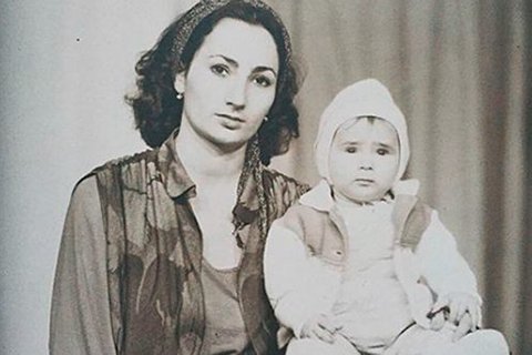 Айза Анохина в детстве с мамой