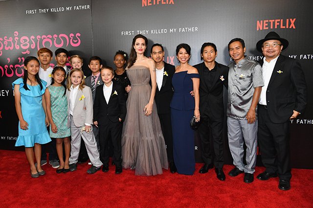 Анджелина Джоли с детьми и командой фильма