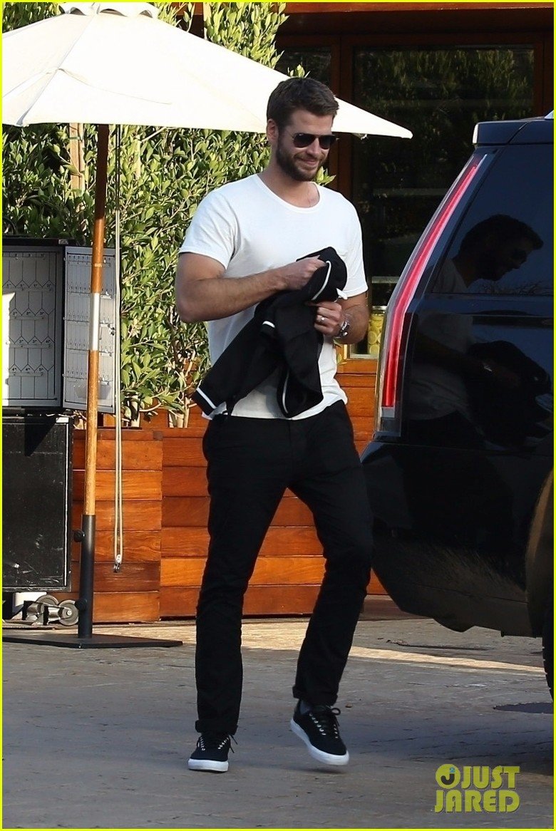 liam hemsworth grabs pre fathers day meal with family 014310701