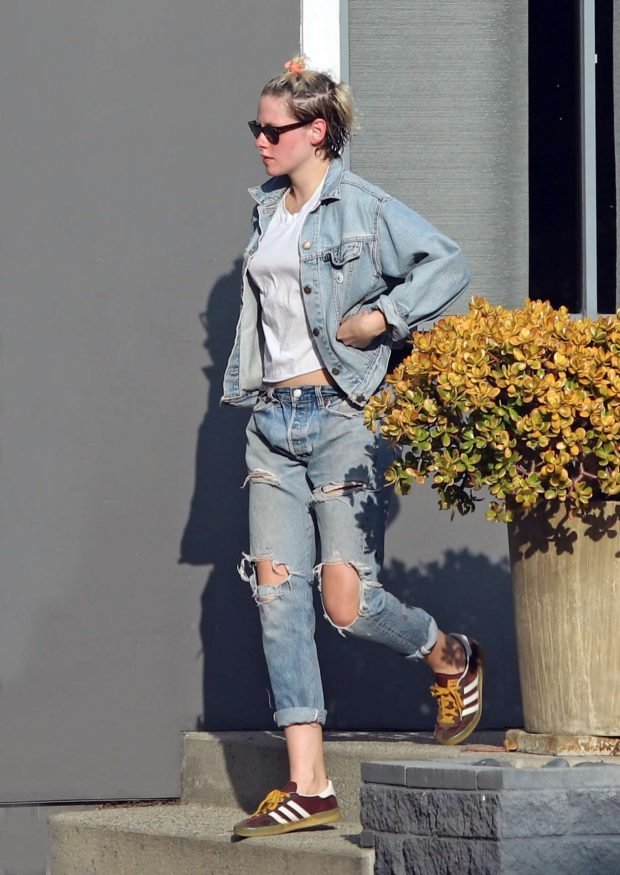 Kristen Stewart in Ripped Jeans-13