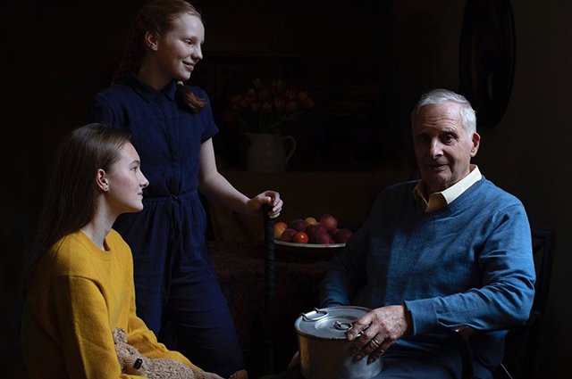 Стивен Фрэнк с внучками