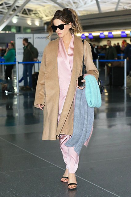 Кейт Бекинсейл в аэропорту Нью-Йорка в 2017 году