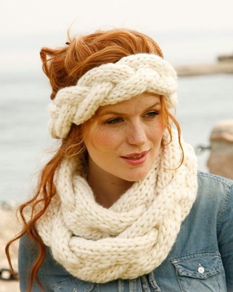 круговой вязаный шарф-коса спицами и повязка на голову: 