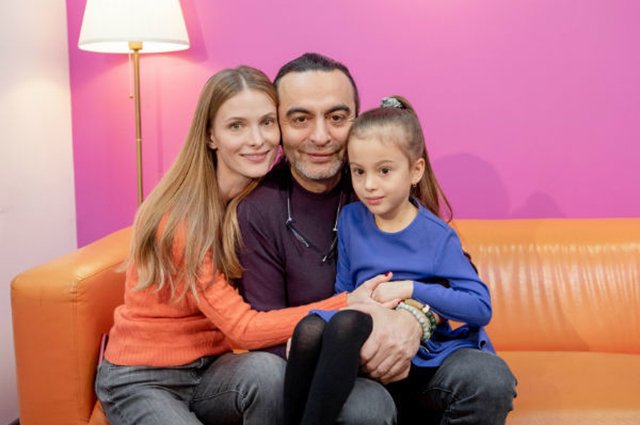 Светлана Иванова и Джаник Файзиев с дочкой
