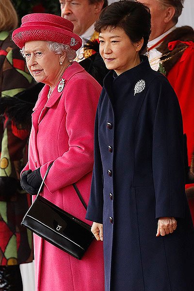 Королева Клизавета II и Пак Кын Хе