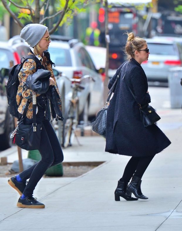Cara Delevingne and Ashley Benson: Rush in to their new apartment -04