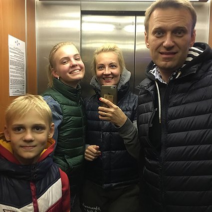 Захар, Даша, Юлия и Алексей Навальные