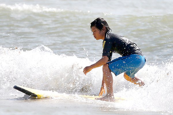 Пакс Джоли-Питт покоряет гавайские волны