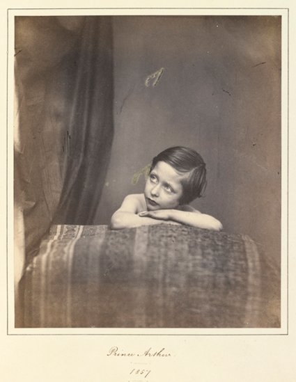 Портрет принца Артура, 1857 год. Считается, что вдохновением для кадра послужила картина 