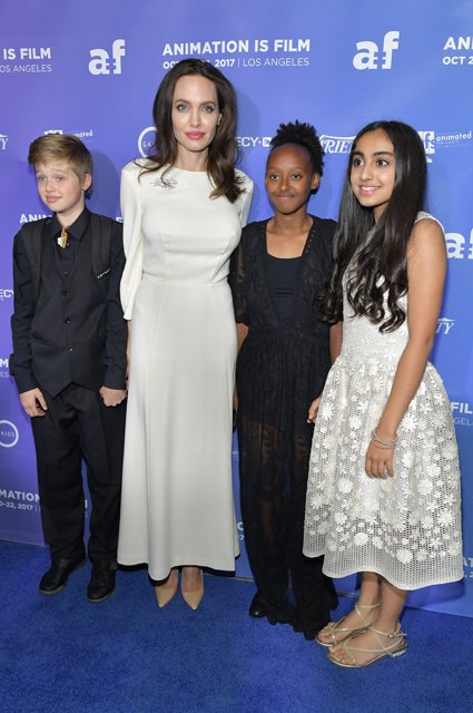 Анджелина Джоли с дочками Шайло, Захарой и актрисой Саарой Чодри