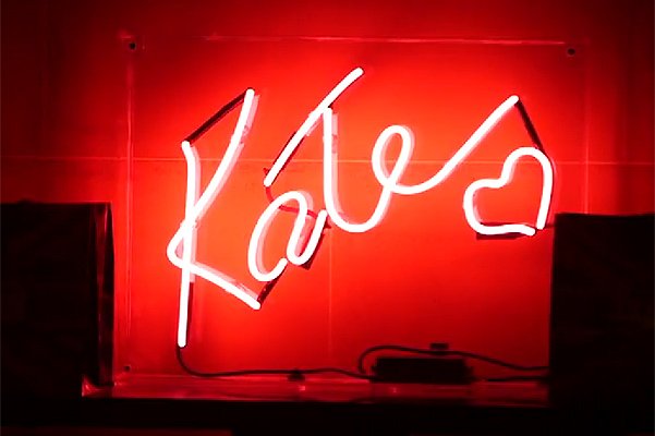 Кейт Мосс в рекламном видео весенней коллекции лаков Rimmel Salon Pro Kate Nail Polishes