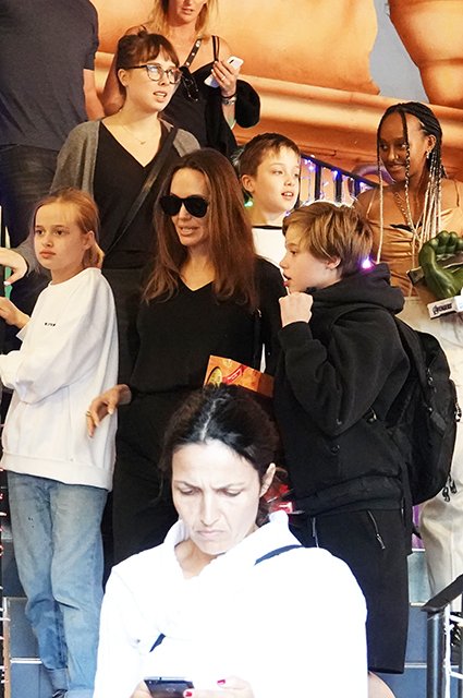 Анджелина Джоли с сыном Ноксом и дочерьми Вивьен, Захарой и Шайло