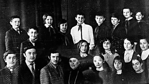 Сергей Маковецкий - внизу крайний слева