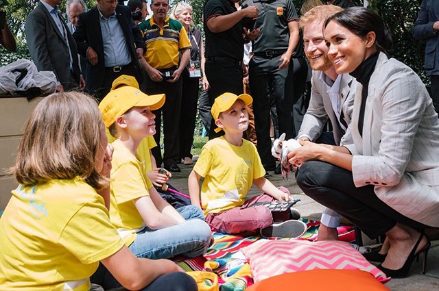 Принц Гарри и Меган Маркл с детьми из организации Kookaburra Kids