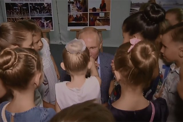 Владимир Путин с ученицами Академии хореографии