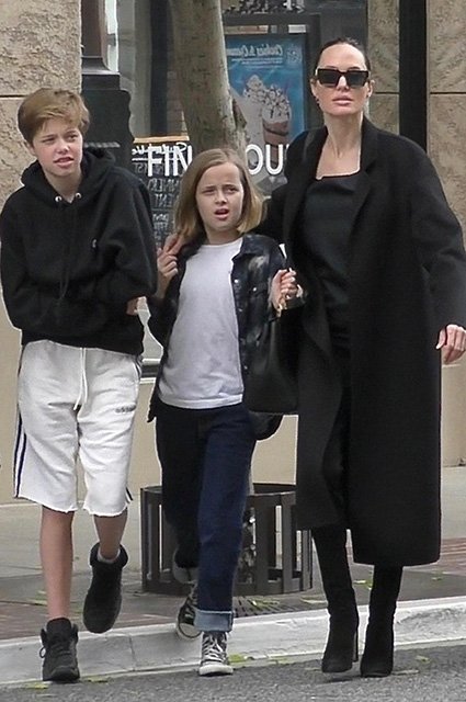 Анджелина Джоли с дочерьми Шайло и Вивьен