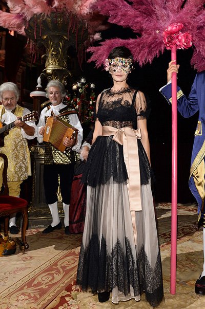 одри тоту на костюмированном балу Dolce&Gabbana