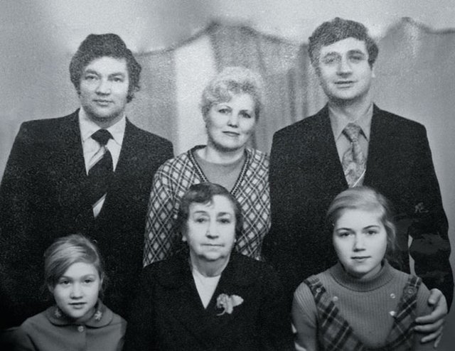 Линда (внизу слева) с бабушкой Анной Ильиничной, сестрой Еленой, дядей Марком Вениаминовичем, мамой Александрой Васильевной и папой Львом Исааковичем (справа)