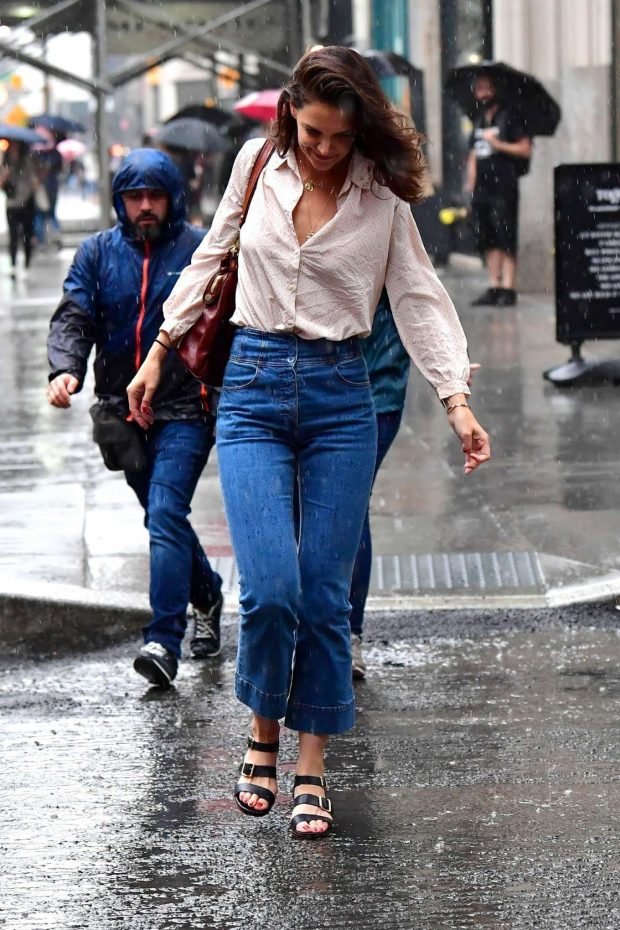 Katie Holmes: Walk in the rain in New York City-04