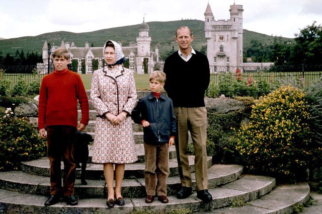 Королева Елизавета II с мужем принцем Филиппом и сыновьями Чарльзом и Эндрю