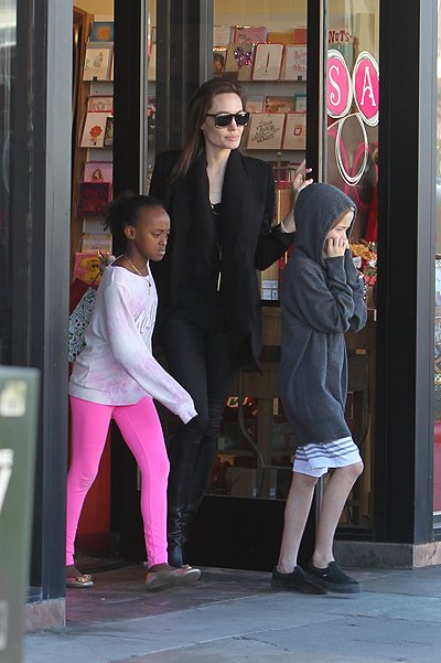 Анджелина Джоли с дочерьми Захарой и Шайло