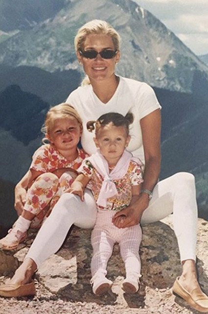 Белла Хадид с мамой и сестрой Джиджи в детстве