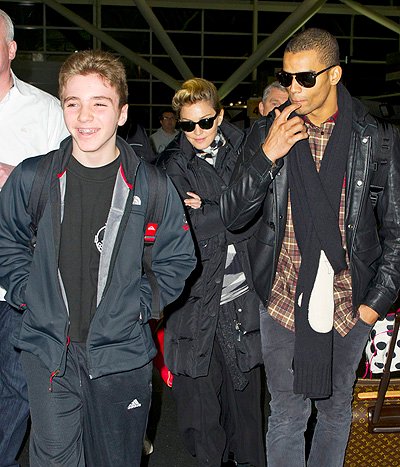 Мадонна с сыном Рокко и Брахимом Зайбатом в аэропорту Нью-Йорка