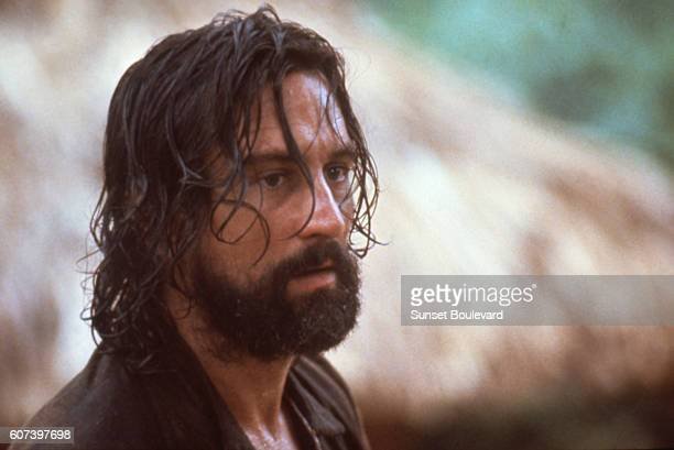 https://media.gettyimages.com/photos/american-actor-robert-de-niro-on-the-set-of-mission-directed-by-joff-picture-id607397698?s=612x612