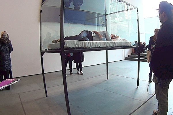 Тильда Суинтон задремала в Музее современного искусства в Нью-Йорке