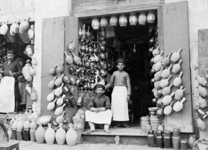 Торговцы глиняных кувшинов в Тифлисе.