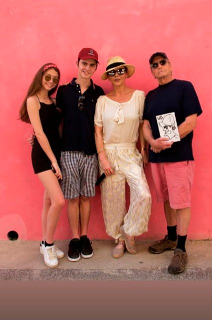 Кэтрин Зета-Джонс и Майкл Дуглас с дочерью Кэрис и сыном Диланом