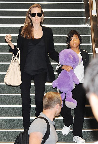 Аджелина Джоли и Брэд Питт с детьми покидают Токио