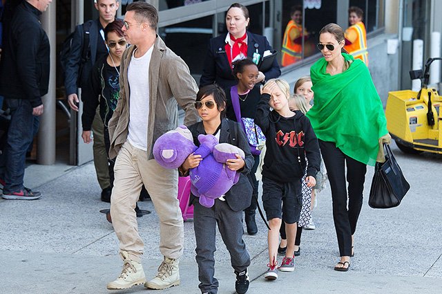 Брэд Питт и Анджелина Джоли с детьмиl