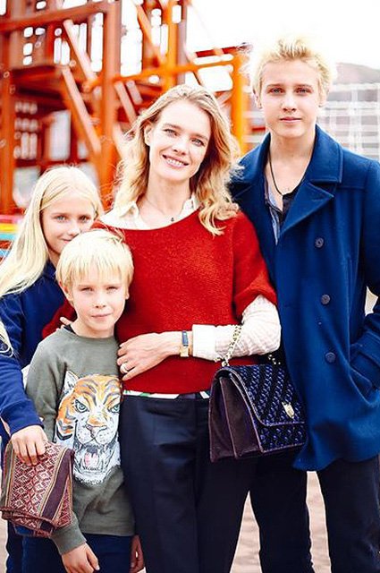 Наталья Водянова с детьми - сыновьями Лукасом и Виктором, а также дочкой Невой