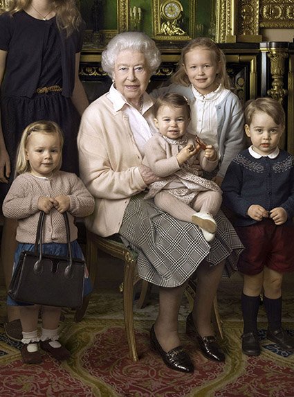Миа Тиндалл, королева Елизавета II, принцесса Шарлотта, Саванна Филлипс и принц Джордж
