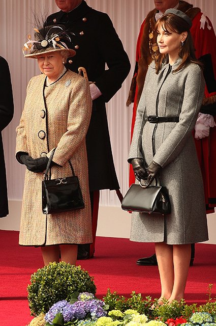 Королева Елизавета II и Карла Бруни