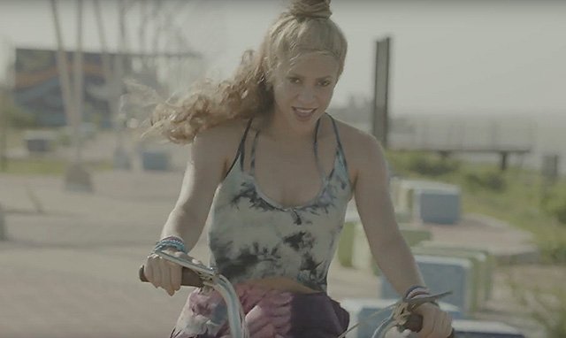 Кадры из клипа на песню La Bicicleta