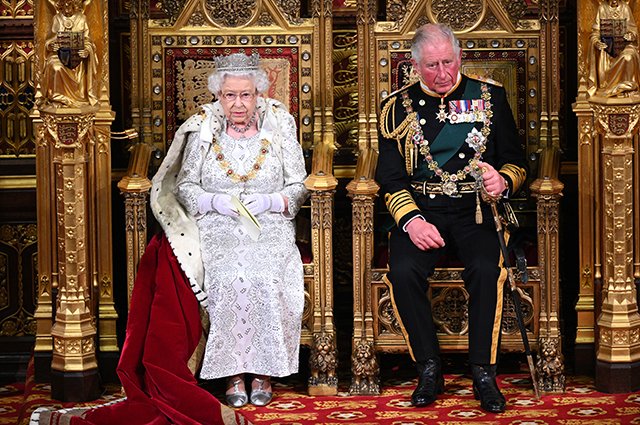 Королева Елизавета II и принц Чарльз в Вестминстерском дворце