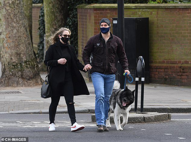https://i.dailymail.co.uk/1s/2021/04/07/11/41441872-9444581-Low_key_The_actor_s_girlfriend_meanwhile_opted_for_an_all_black_-a-19_1617791074698.jpg