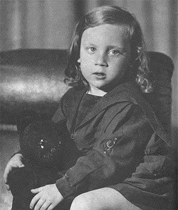 Владимир Высоцкий (на фото) родился 25 января 1938 года в Москве. Его раннее детство прошло в коммунальной квартире на 1—й Мещанской улице, о которой позднее поэт написал: «…На тридцать восемь комнаток всего одна уборная…»