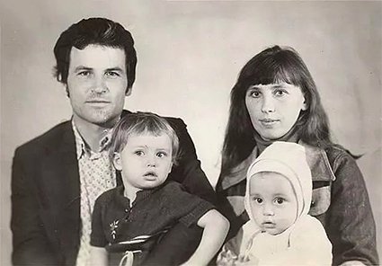 Маленький Дима Билан со старшей сестрой и родителями